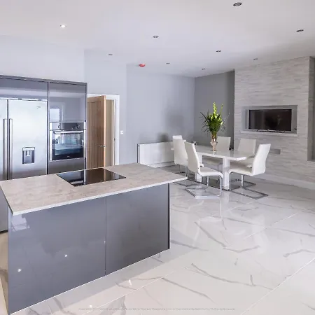 Beautiful Modern Open Plan Living With Hot Tub Villa Kelty Exterior photo